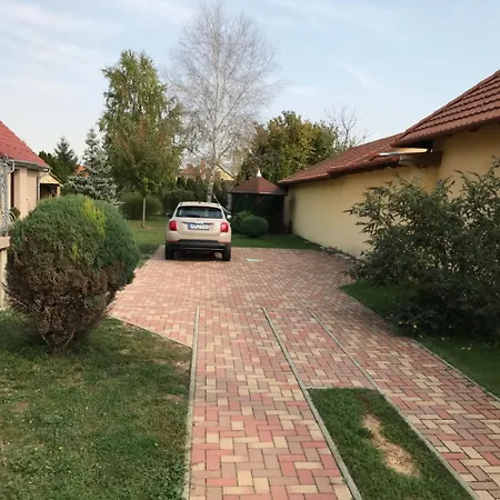 Silentium Garden ゲストハウス シャールヴァール