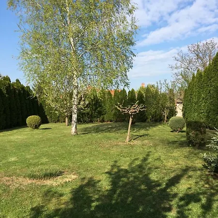 Silentium Garden ゲストハウス シャールヴァール